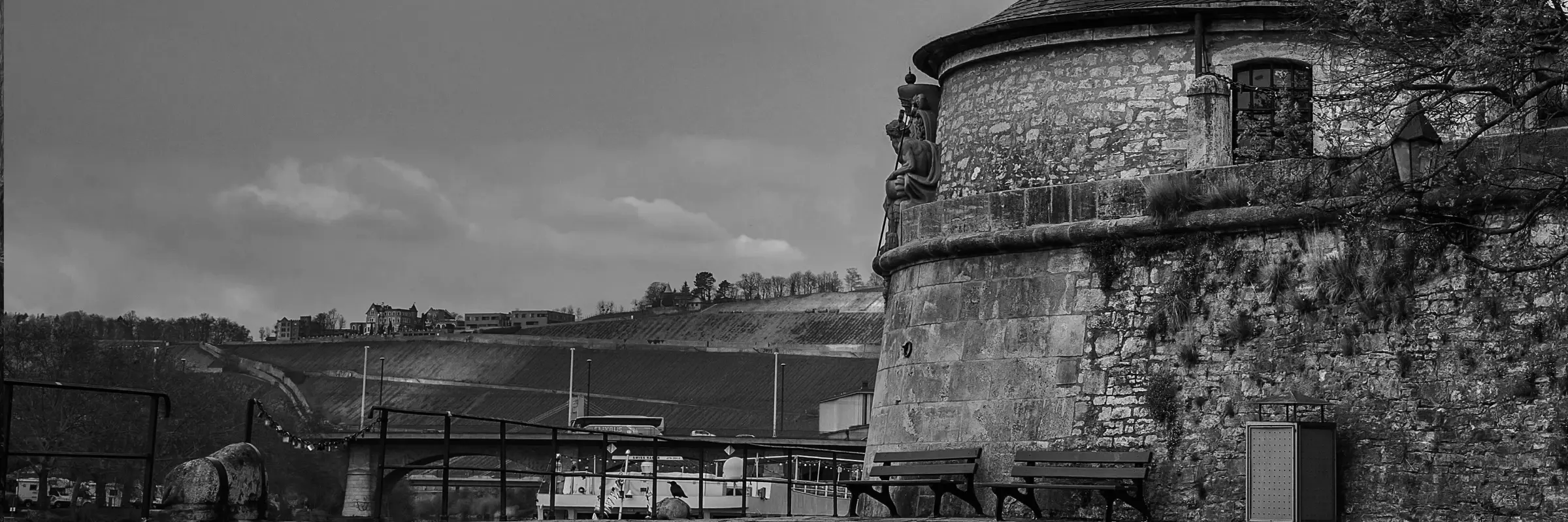 Hintergrund alter Kran in Würzburg